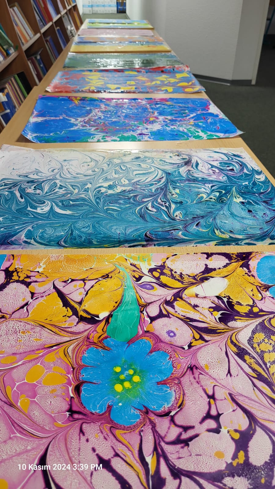 Ich lerne die Kunst des Ebru gemeinsam mit meiner Mutter