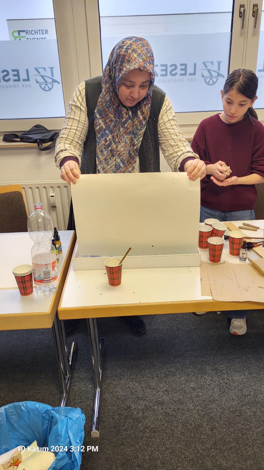 Ich lerne die Kunst des Ebru gemeinsam mit meiner MutterWhatsApp Image 2026-01-28 at 21.00.44 (3)